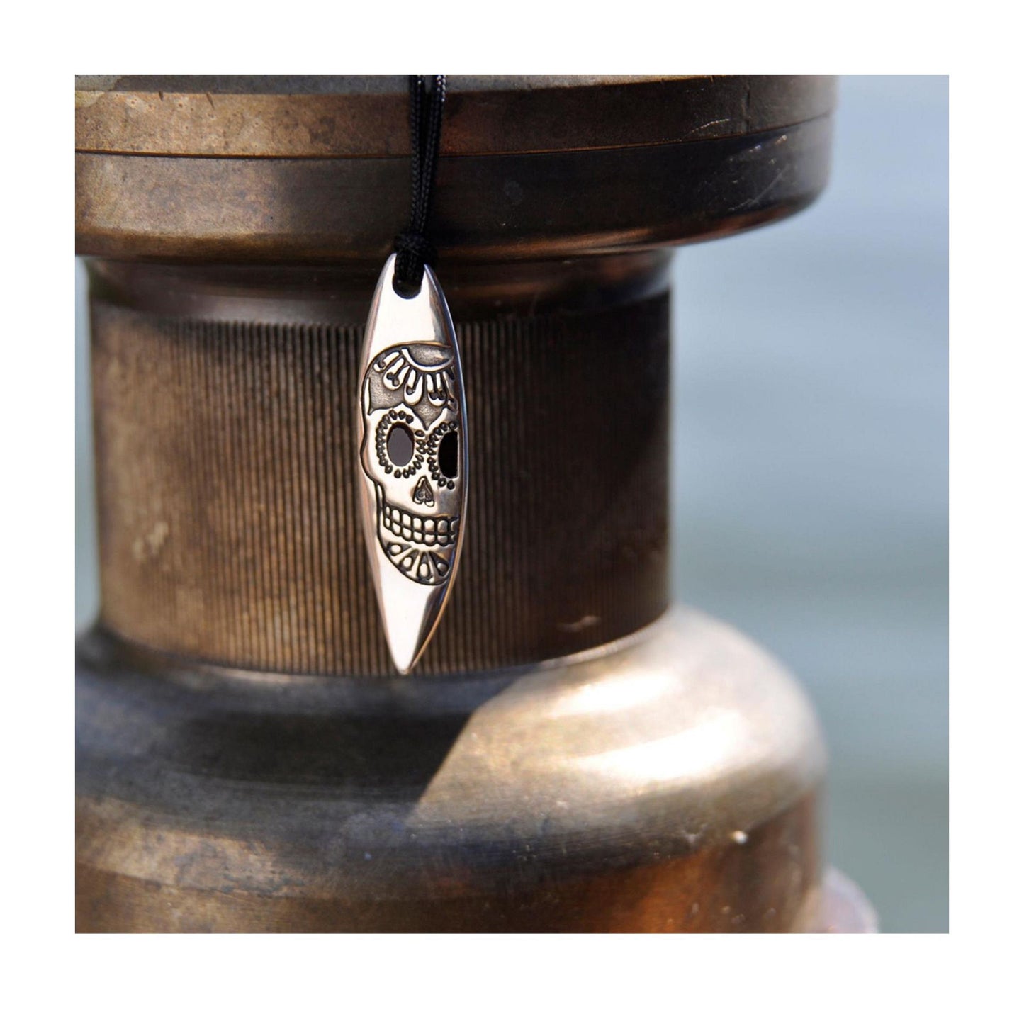 Silver+Surf Silber Schmuck Surfboard mit Totenkopf